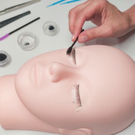 Mannequin head (incl. striplashes)